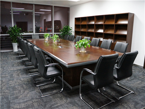辦公室家具會議桌的材料用實木、鋼制還是亞尅力？